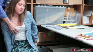 Brunette لڑکی پھنس جاتا ہے shoplifting اور افسر کی سزا دیتا ہے ۔ وہ gropes کے ان کو اس کے چھوٹے چھاتی اور اس کے غلبہ دینے کے لئے ایک bj.پھر اس نے اس بلی bangs کے