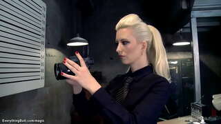 Suur rind MILF cop Kirss Rebitud anal mänguasjad brünett vang Maddy O Reilly kontoris siis anal fucks tema ja Veronica Avluv vanglas raku threesome