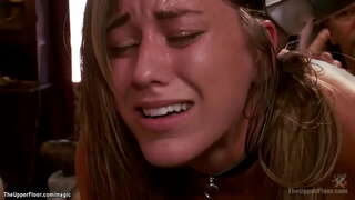 تعادل سمراء العبد في الملابس الداخلية Rilynn راي squating على الهزاز على عصا تهتز اثنين من الفاسقات ثم مع كيسي كالفرت الشرج مارس الجنس في bdsm الحزب في الطابق العلوي