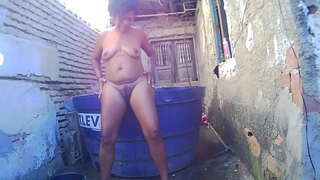 ���ෙදි සෝදන පුරා මගේ තටාකය තුළ නිරුවත්