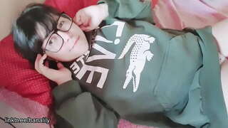 Աղջիկ դեռահասը վերաբերում է իր նշան