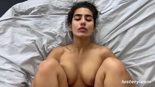 Depositando As Súas Pernas Sobre A Súa Cabeza Para A Penetración Máis Profunda