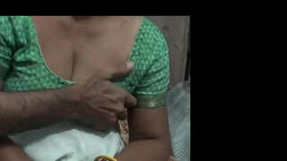 Hapi nëna e saj me brirë birit të ndajnë shtrat