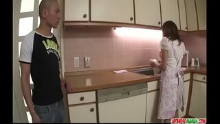 Hikaru Wakabayashi usa seus peitos grandes para xogar con galo