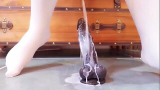 ASYALI KIZ OLMAKTAN HOŞLANIYOR