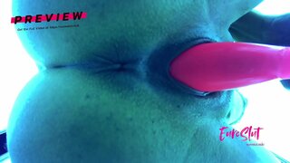 Бесстыжая шлюха Кормит емізу және мастурбирует фитнес-орталықта